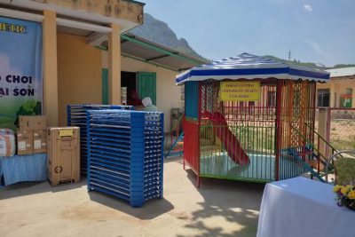 Quỹ “Những trái tim đồng cảm Thành phố Đà Nẵng” về trao tặng trang thiết bị, đồ dùng đồ chơi cho trẻ trường Mẫu giáo Đại Sơn.