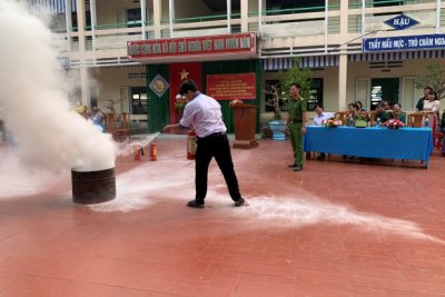 Trường THCS Lý Tự Trọng tổ chức tập huấn nghiệp vụ phòng cháy chữa cháy và cứu nạn cứu hộ năm 2024 cho cán bộ giáo viên, nhân viên