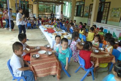 Trường Mẫu giáo Đại Lãnh tổ chức bữa tiệc buffet cho học sinh toàn trường