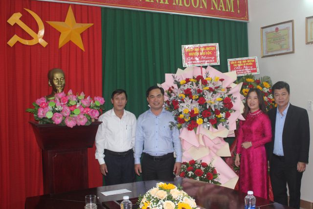 Lãnh đạo huyện thăm chúc mừng ngày Nhà giáo Việt Nam tại Phòng GDĐT huyện