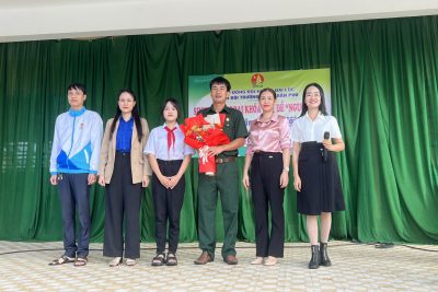 Trường THCS Trần Phú tổ chức sinh hoạt ngoại khóa chào mừng ngày thành lập Quân đội nhân dân Việt Nam